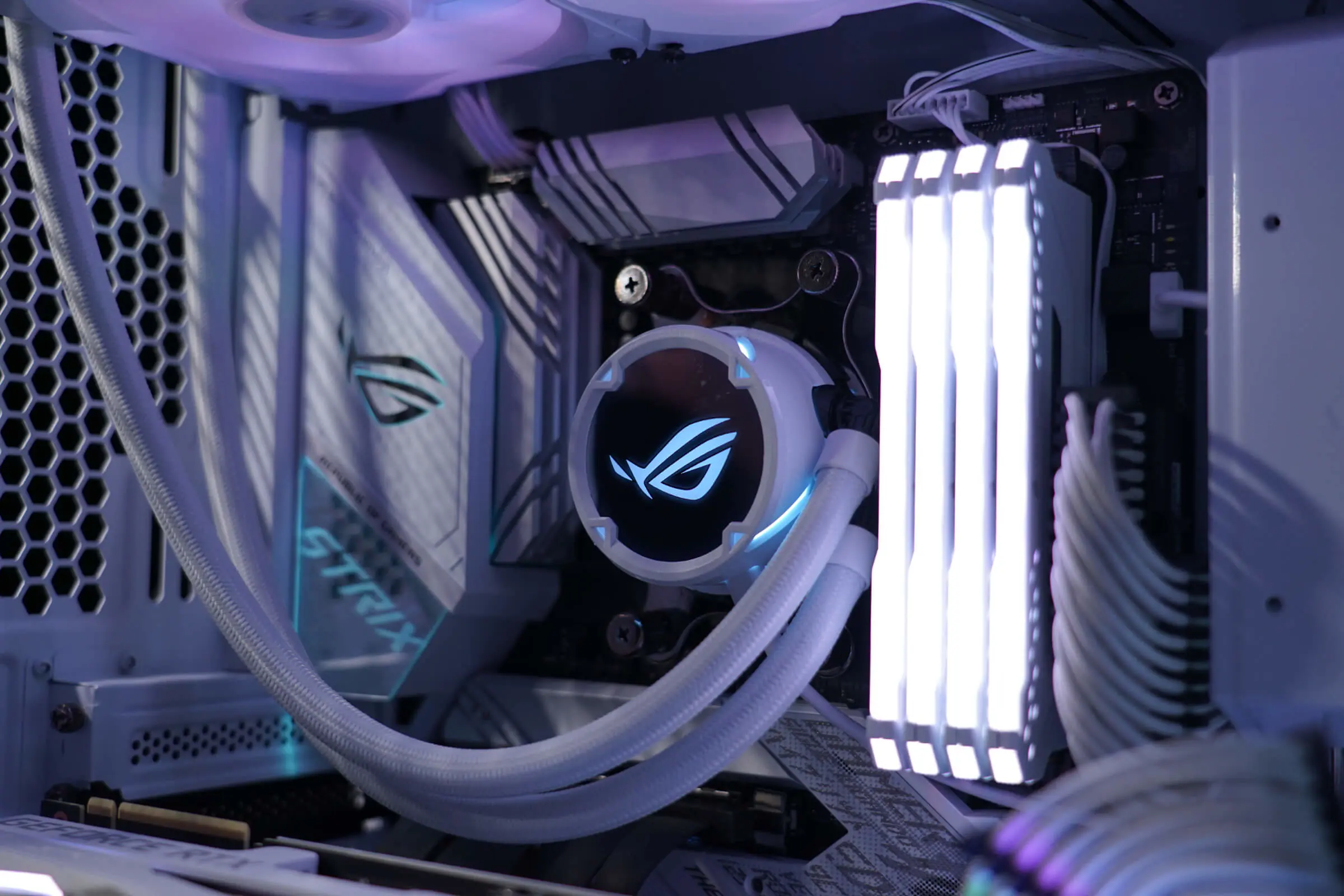 ASUS ROG STRIX LC 360 RGB - White Edition - Prozessor-Flüssigkeitskühlsystem - (für: LGA1156, LGA1366, LGA1155, LGA2011, LGA1150, LGA2011-3, LGA1151, AM4, LGA2066, TR4, LGA1200) - Aluminium mit Kupferbasis - 120 mm